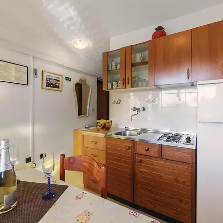 Two-bedroom In Appartement Banjole